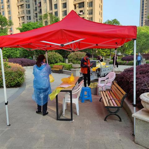 朋友发来消息，说芜湖下了暴雨，问我是否安好。我回他一个笑脸，说这里连一滴雨都没有下。他发来一段视频，车窗外雨刷疯狂摆动，雨水如瀑，能见度不足十米。我抬头看看窗外，阳光正好，晒得人有些发晕